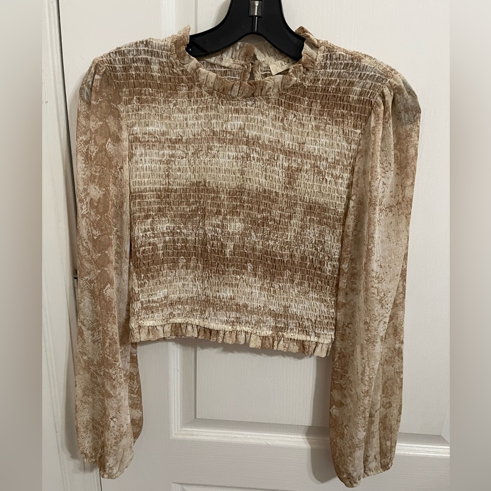 Illa illa teztured sheer sleeve top, size S